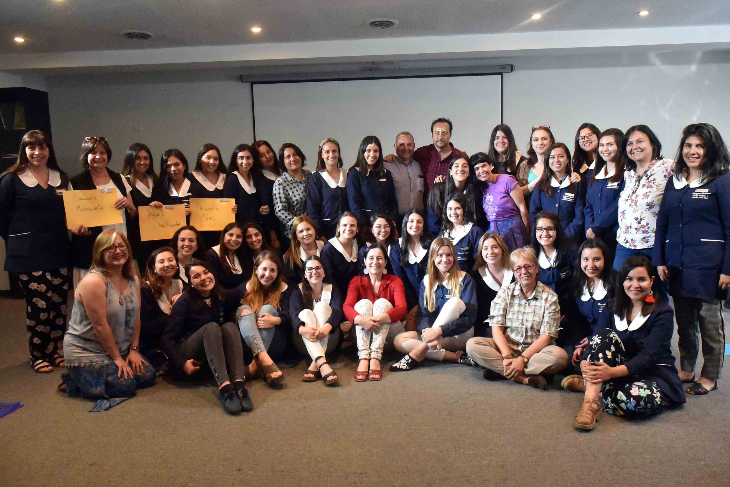 Pedagogía en Educación General Básica realizó entrega de piochas ...